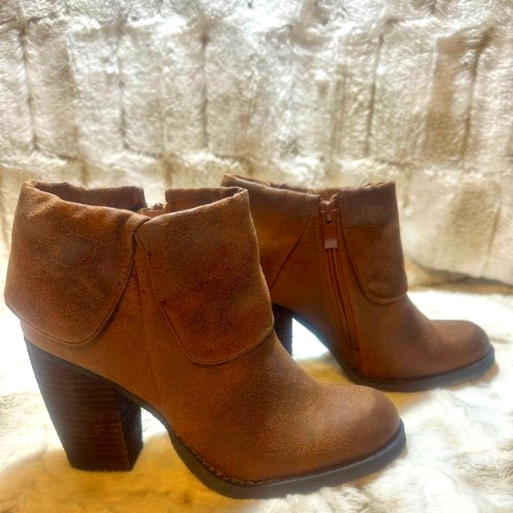 Luichiny Hobo Fold Over Boot Tan Distressed Look Block Heels